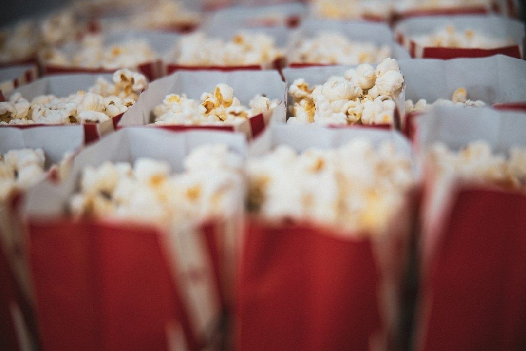 Viele rote Popcorntüten stehen dicht an dicht in mehreren Reihen.